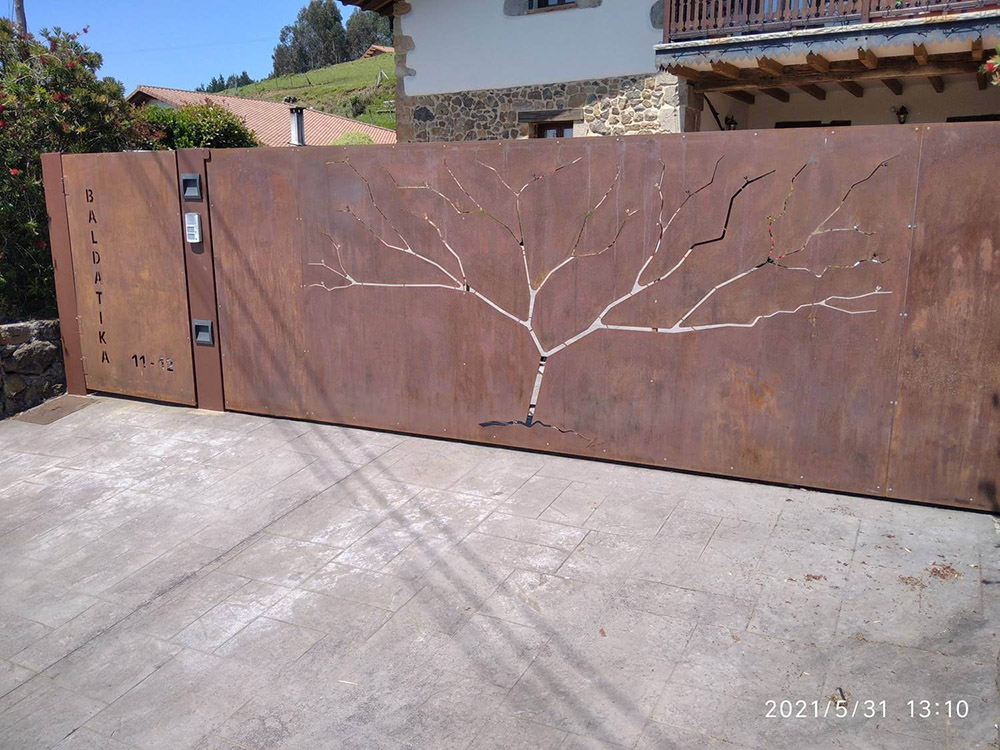 Puerta de acceso en acero corten, caserío de Bizkaia