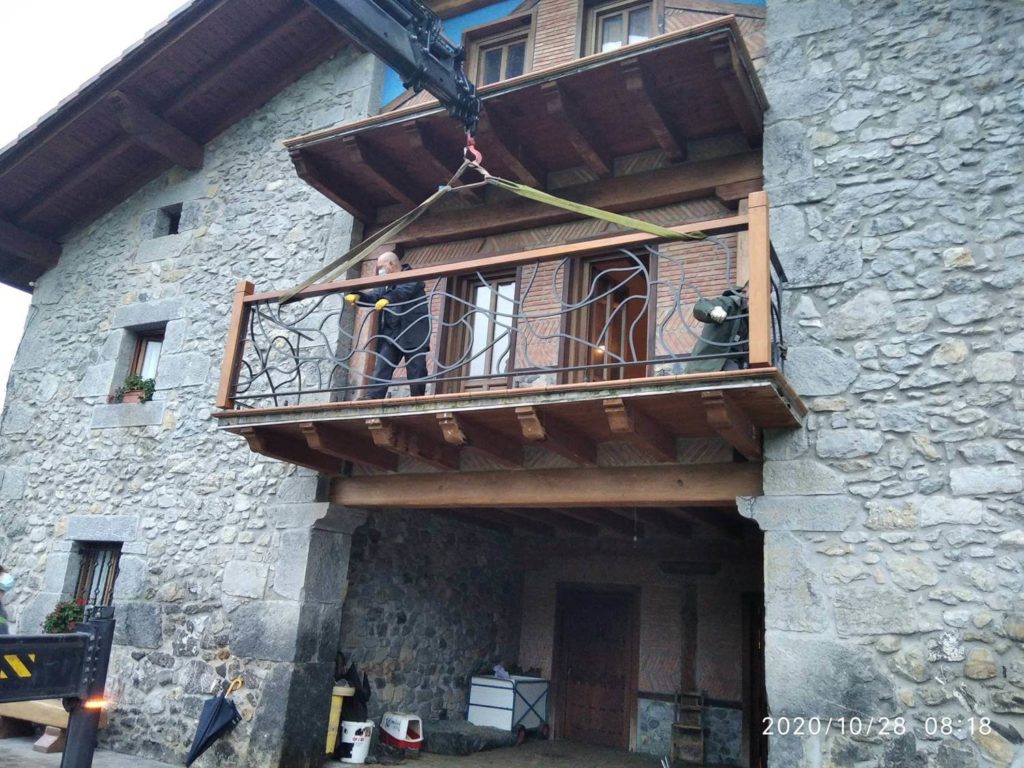 Balcón de caserío montado con grúa